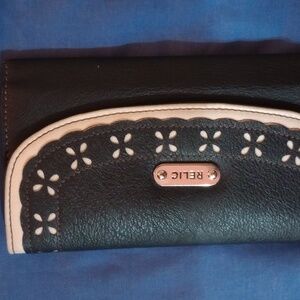 Relic wallet (by Fossil)
